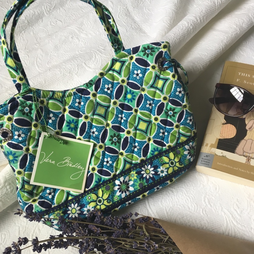 Vera Bradley “Sherry” in Daisy Daisy pattern. NWT